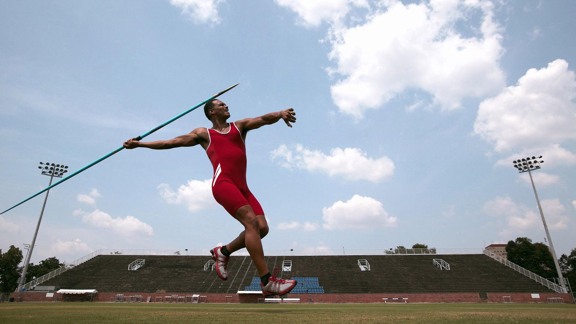 雷霆血拼老鹰，恩比德攻防两端统治，巨人的脚步与时代的回响